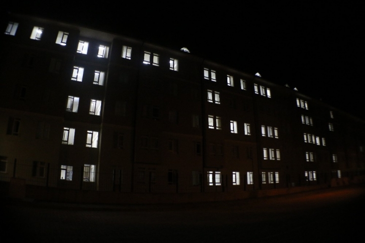 Bolu’da, Öğrenciler Yurt Binasına “Şanlı Tsk” Yazdı