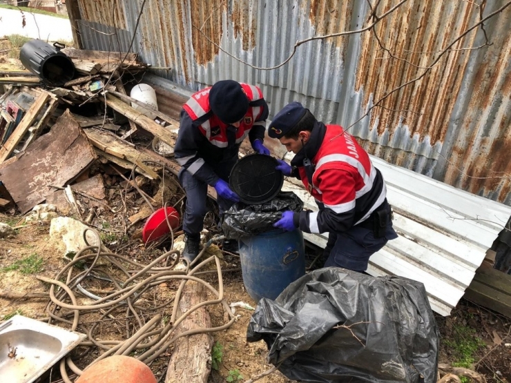 Bidondan 4 Kilo Esrar Ve Tüfek Çıktı