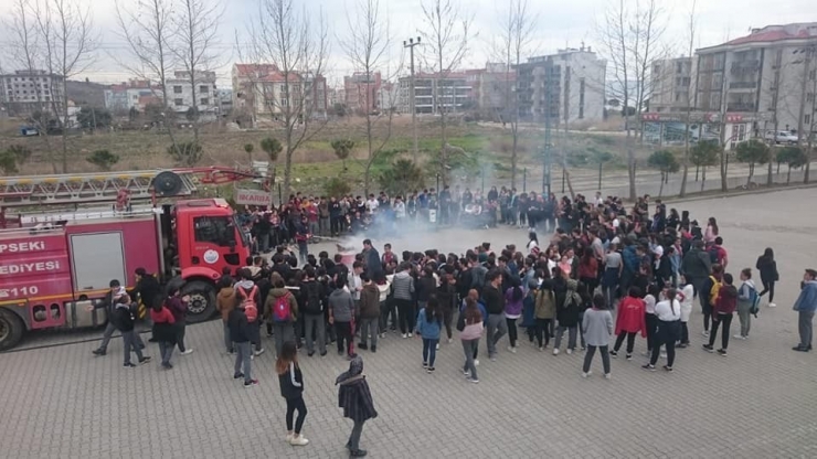 Lapseki’de Lise Öğrencilerine Yangın Eğitimi