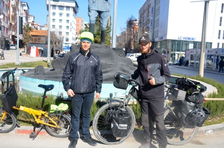 Bisikletle 57 Ülke Gezdi