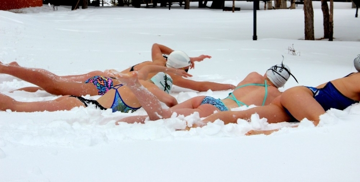 Alman Yüzücüler Havuzu Bırakıp Karda Yüzdüler