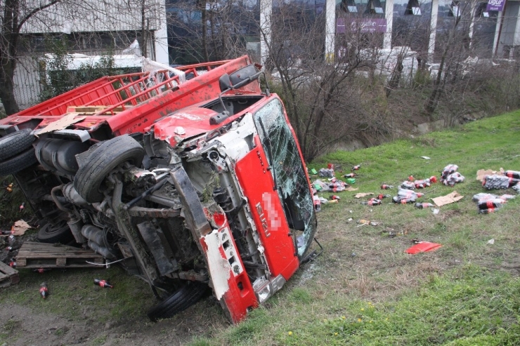 Gaziosmanpaşa’da Kamyonet Şarampole Yuvarlandı