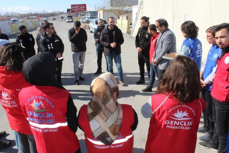 Gençlerden Emniyet Güçlerine Anlamlı Ziyaret