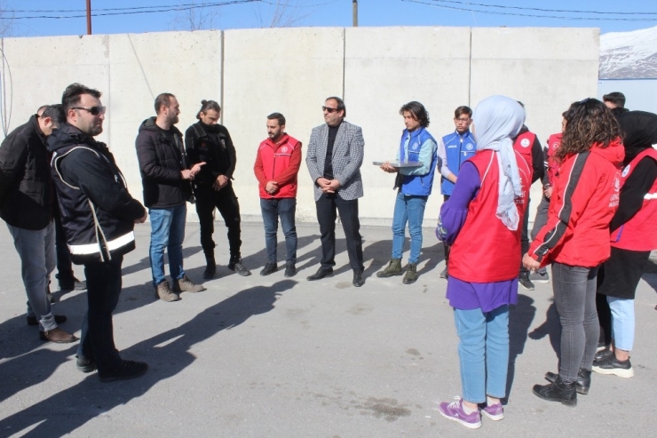 Gençlerden Emniyet Güçlerine Anlamlı Ziyaret