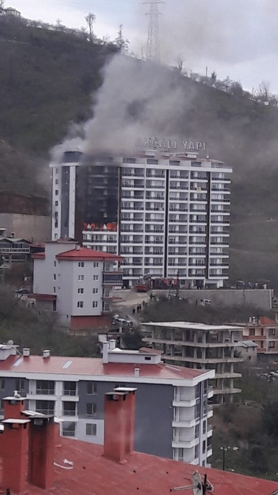 10 Katlı Apartmanda Korkutan Yangın