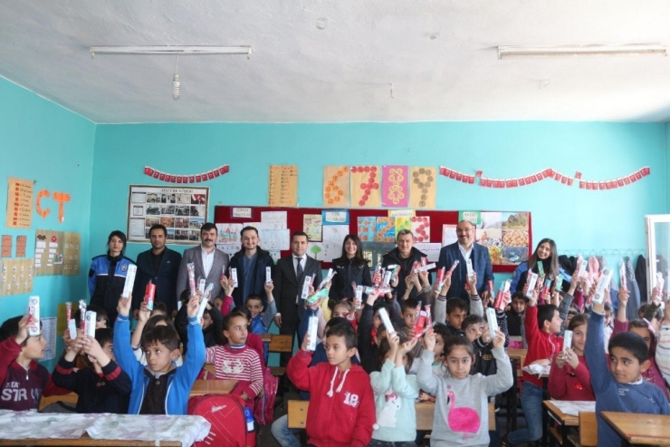 Çukurca Belediyesi Ve Emniyet Müdürlüğünden Öğrencilere Diş Sağlık Taraması