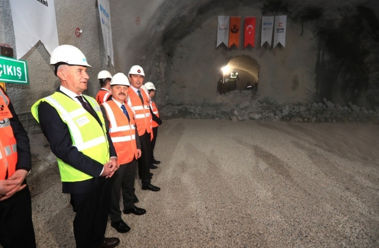 Badal Tüneli’nde Işık Göründü