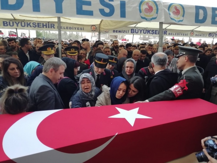 Şehidi Binlerce Kişi Uğurladı