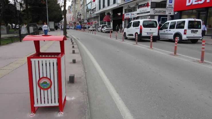 İlkadım’da Çöp Kutuları Kırmızı-beyaz