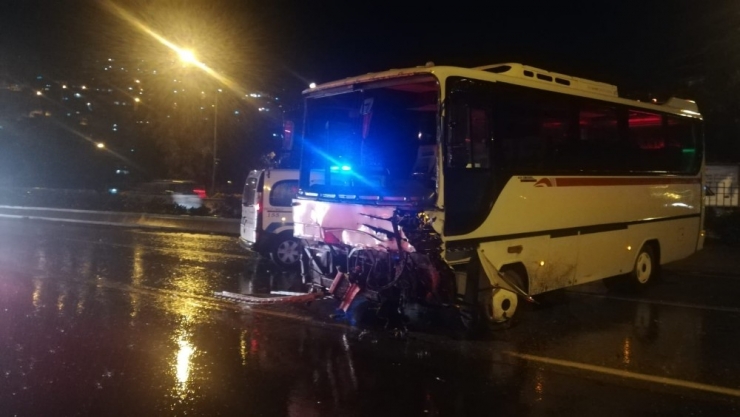 İzmir’de Refüjü Ve Demir Parmakları Aşan Servis Aracı Karşı Şeride Geçti