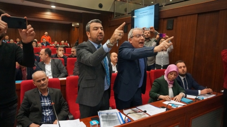 İzmit Belediyesi Meclisinde Gerginlik