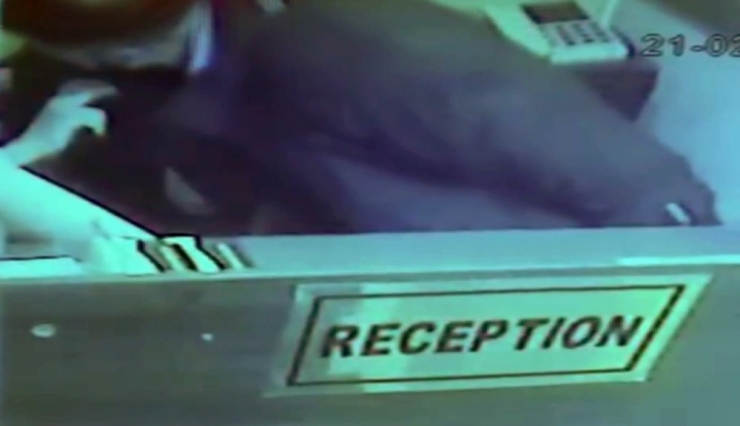 Şehir Eşkıyasının Kimlik İsteyen Otel Görevlisine Yumruklarla Saldırdığı Anlar Kamerada