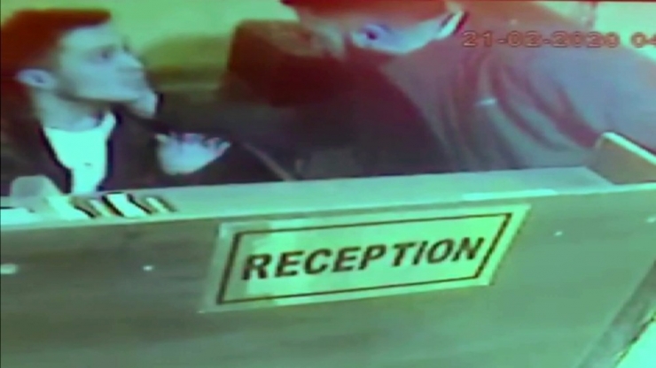 Şehir Eşkıyasının Kimlik İsteyen Otel Görevlisine Yumruklarla Saldırdığı Anlar Kamerada