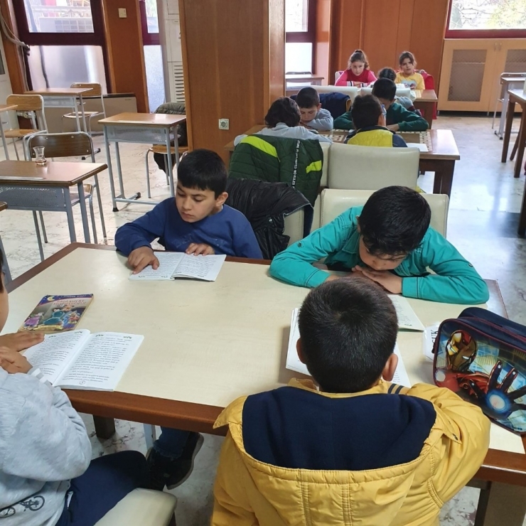 Çocuklar Kütüphaneyle Buluşturuluyor