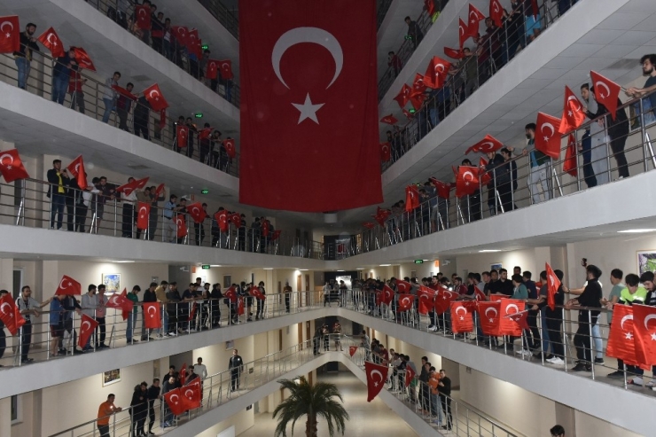 Şehitler İçin Dua Edip, Türk Bayrakları İle Mehmetçiğe Destek Oldular