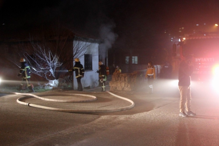 Müstakil Ev Çıkan Yangında Kullanılamaz Hale Geldi