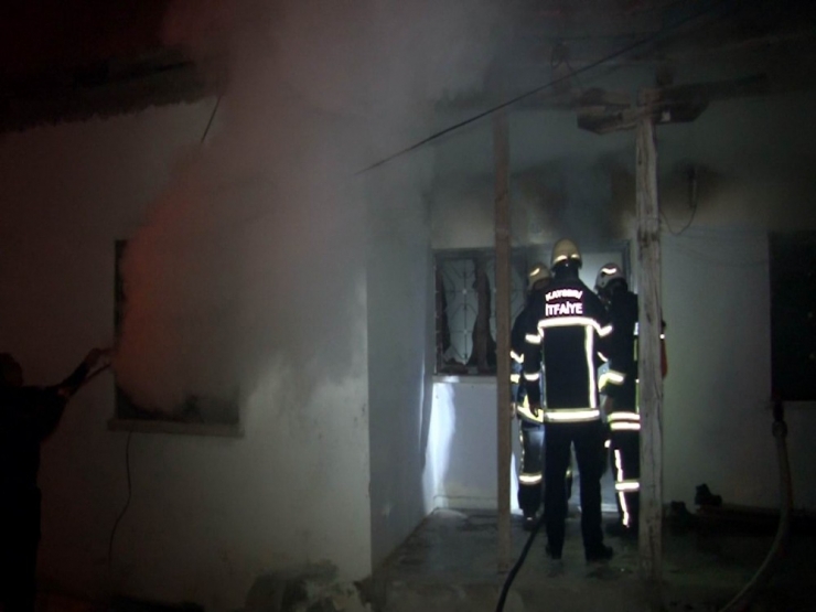 Müstakil Ev Çıkan Yangında Kullanılamaz Hale Geldi