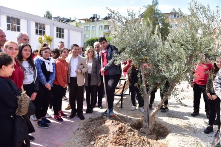 Kepez’den 2 Okula 106 Ağaç