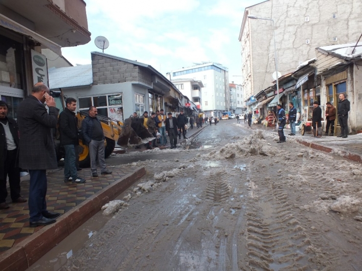 Malazgirt’te Kar Temizleme Çalışmaları Devam Ediyor