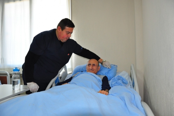 Yatalak Olarak Geldiği Bakım Merkezinin Hasta Bakıcısı Oldu