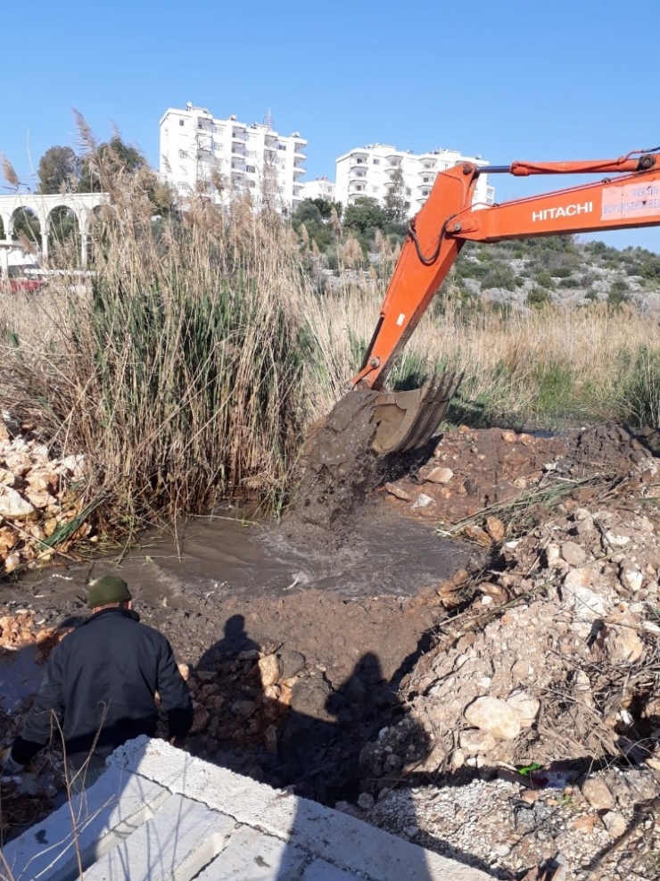 Silifke’de Yol Genişletme Çalışmaları Sürüyor