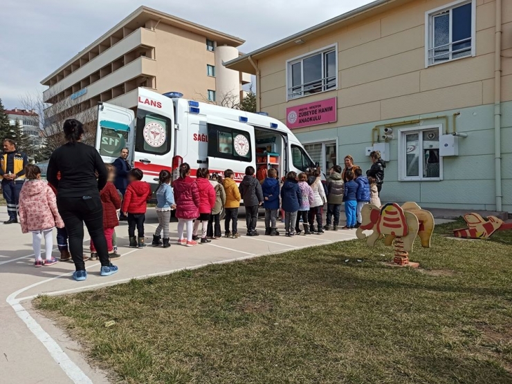 Minik Öğrenciler Ambulans Hakkında Bilgilendirildi