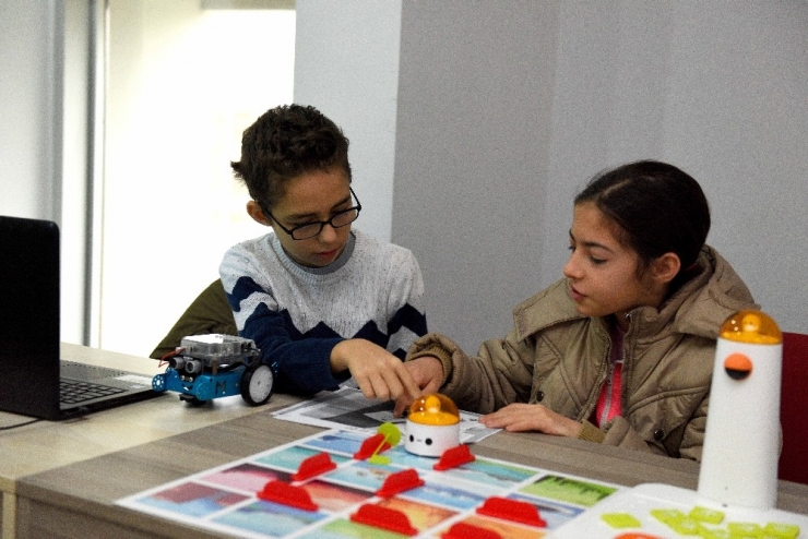 Küçük Mucitlerin Büyük Yolculuğu