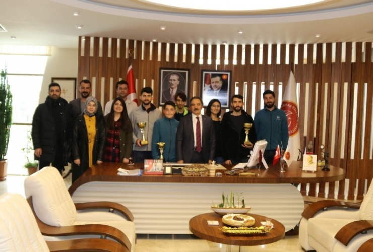 Rektör Bağlı, Nevü Gökbörü Geleneksel Okçuluk Kulübü Sporcularını Tebrik Etti