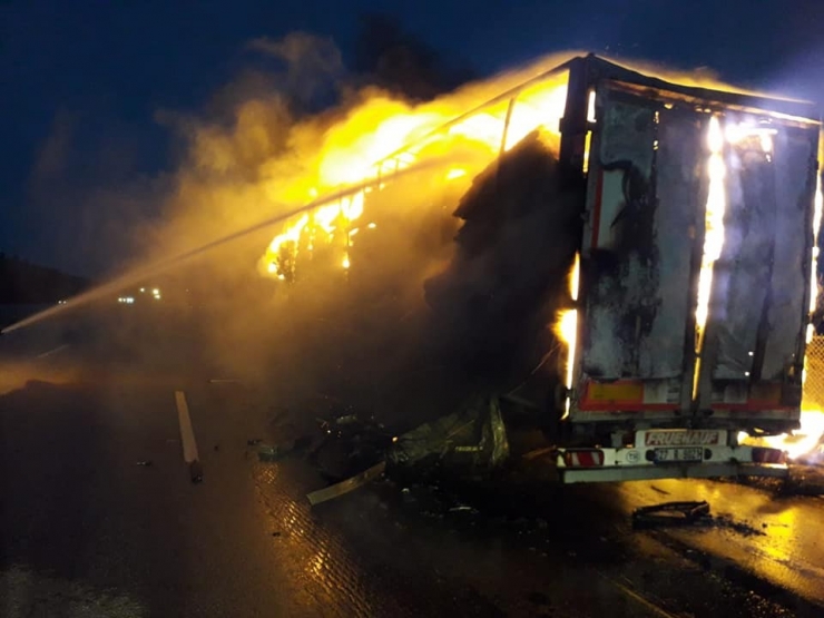 Halı Yüklü Tır Alev Alev Yandı