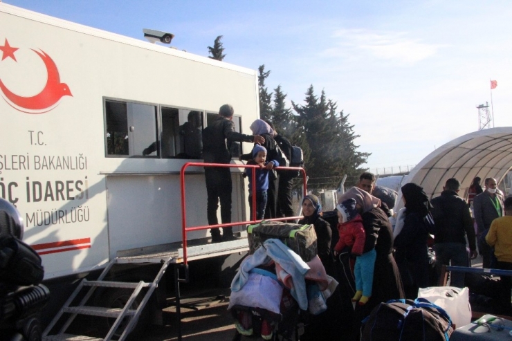 Suriyeliler, Üç Ayları Yakınlarıyla Geçirmek İçin Ülkelerine Gidiyor