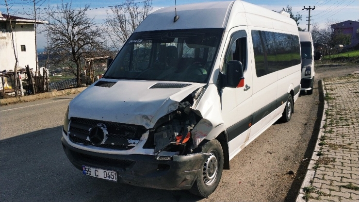 Samsun’da Öğrenci Servisi Otomobille Çarpıştı: 4 Yaralı