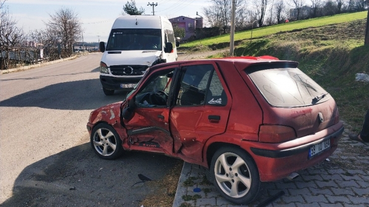 Samsun’da Öğrenci Servisi Otomobille Çarpıştı: 4 Yaralı