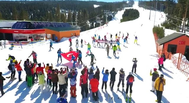 Kayakçılar, 3600 Rakımda Türk Bayrağı Açtı