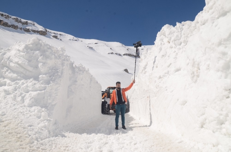 Kar Kalınlığı 7 Metreyi Buldu, İş Makineleri 20 Gündür Yolu Açmaya Çalışıyor