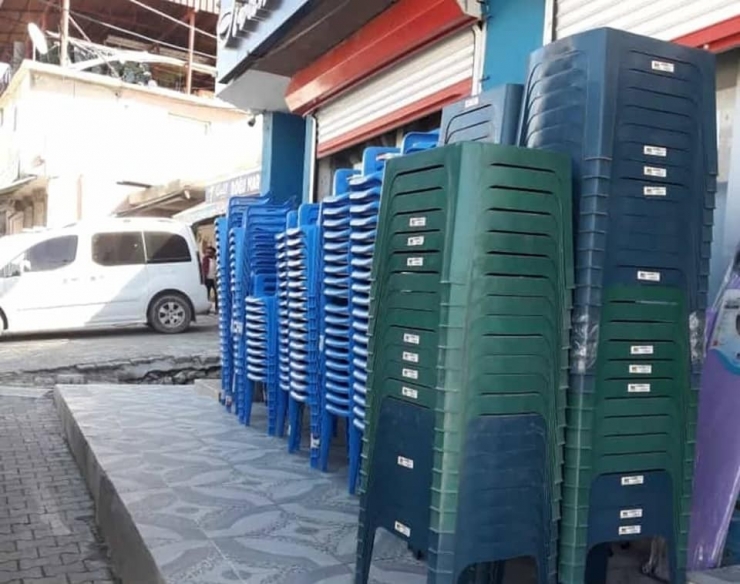 Belediye Başkanı Vatandaşlar İçin Çadır Ve Sandalye Aldı