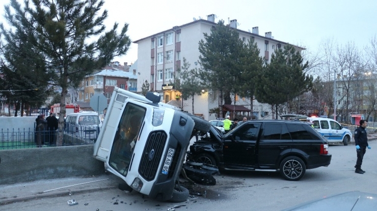 Lüks Cipin Çarptığı Kamyon Devrildi: 2 Yaralı