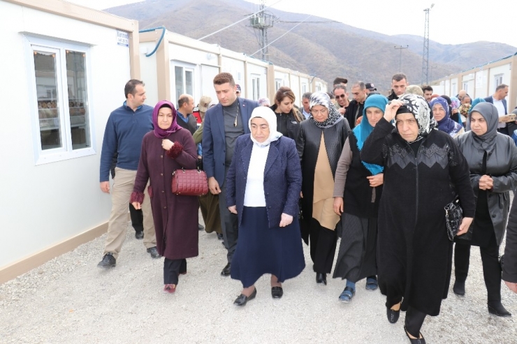 Binali Yıldırım’ın Eşi Semiha Yıldırım’dan Depremzedelere Ziyaret