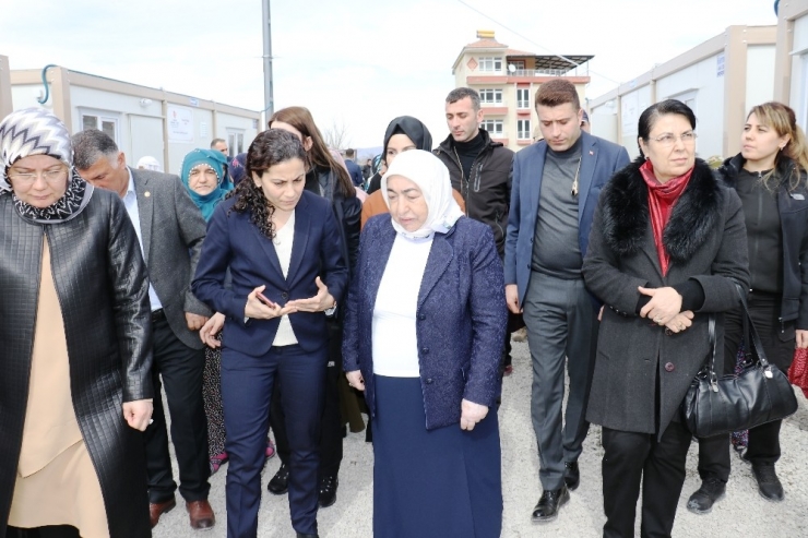Binali Yıldırım’ın Eşi Semiha Yıldırım’dan Depremzedelere Ziyaret