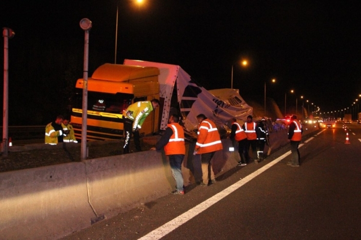 Lastiği Patlayan Tır Refüje Çıktı: 1 Yaralı