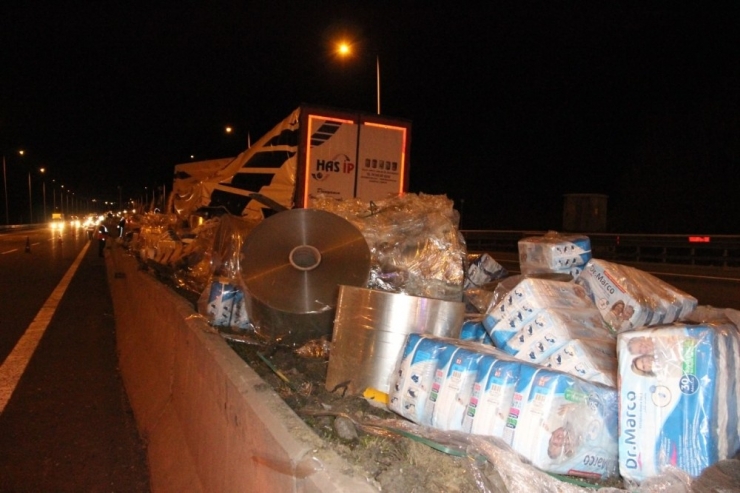 Lastiği Patlayan Tır Refüje Çıktı: 1 Yaralı