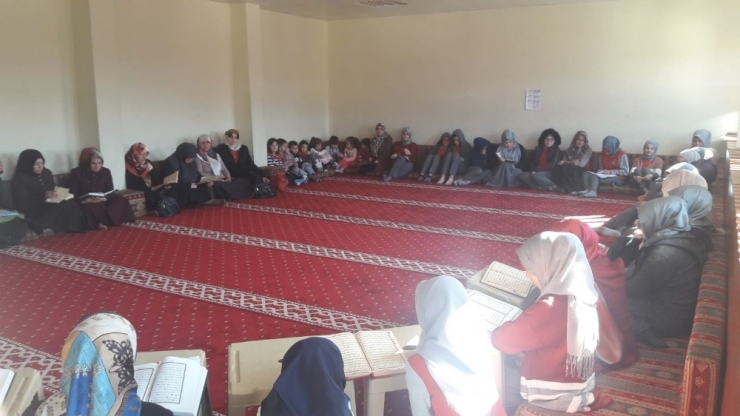 Tosya’da Her Gün Bahar Kalkanı Harekatı İçin Fetih Suresi Okunuyor