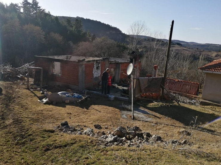 Türk Kızılayından Evi Yanan Aileye Yardım