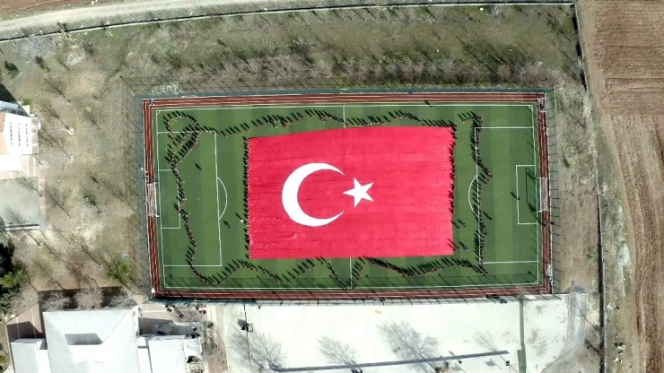 Adıyaman’da Dev Türk Bayrağı Ve Türkiye Haritasıyla Askere Selam