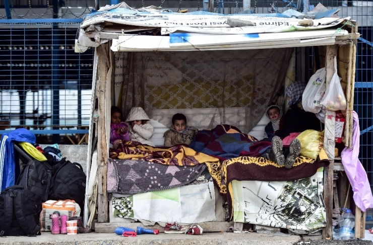 Göçmenlerin Avrupa’ya Geçmek İçin Bekleyişi Sürüyor