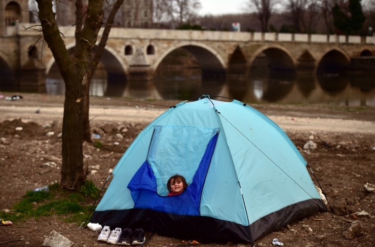Göçmenlerin Avrupa’ya Geçmek İçin Bekleyişi Sürüyor