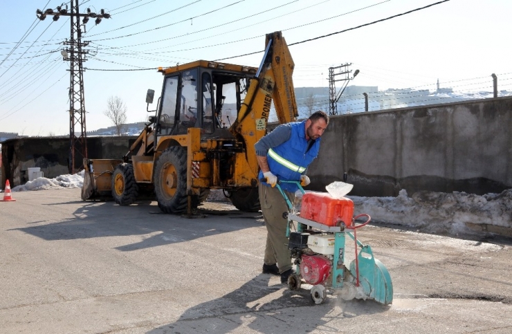 Van Büyükşehir Belediyesi Yol Yama Çalışmalarına Başladı