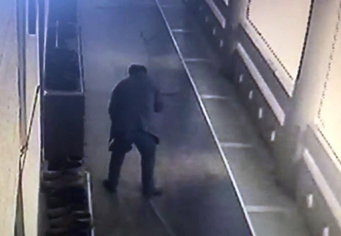 Camiden Ayakkabı Hırsızlığı Kameraya Böyle Yansıdı