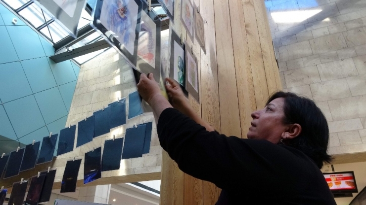 Türkiye’de 11 Yılda Cinayete Kurban Giden 3 Bin 150 Kadının Portresini Çizdi