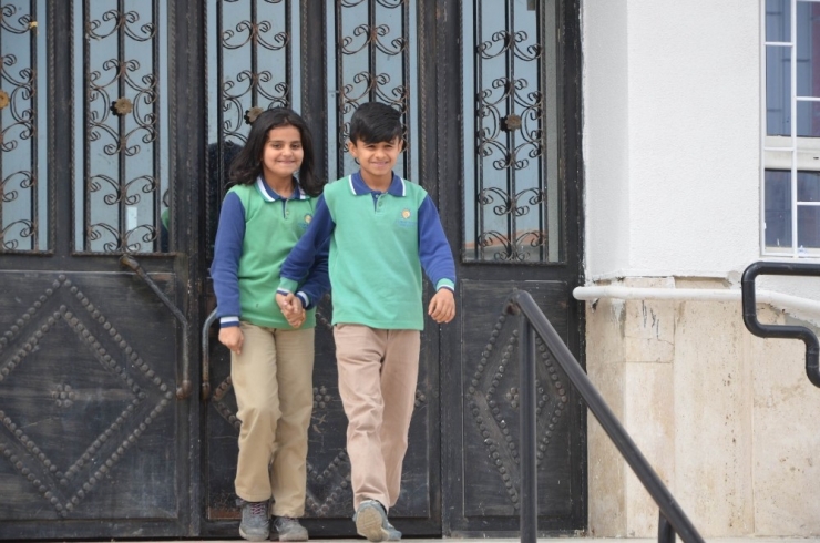 Yunan Polisi Ayırdıktan Sonra Ailesine Kavuşan Menice’nin Kardeşleri Onu Bekliyor