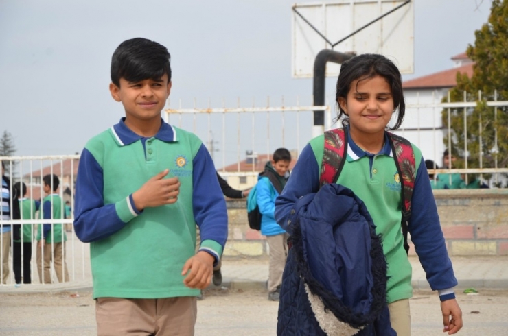 Yunan Polisi Ayırdıktan Sonra Ailesine Kavuşan Menice’nin Kardeşleri Onu Bekliyor